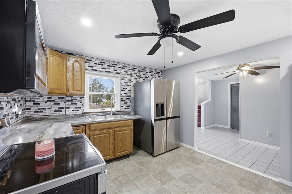 70 Warwick Road Chicopee, MA 01020 - Photo 3 of 36