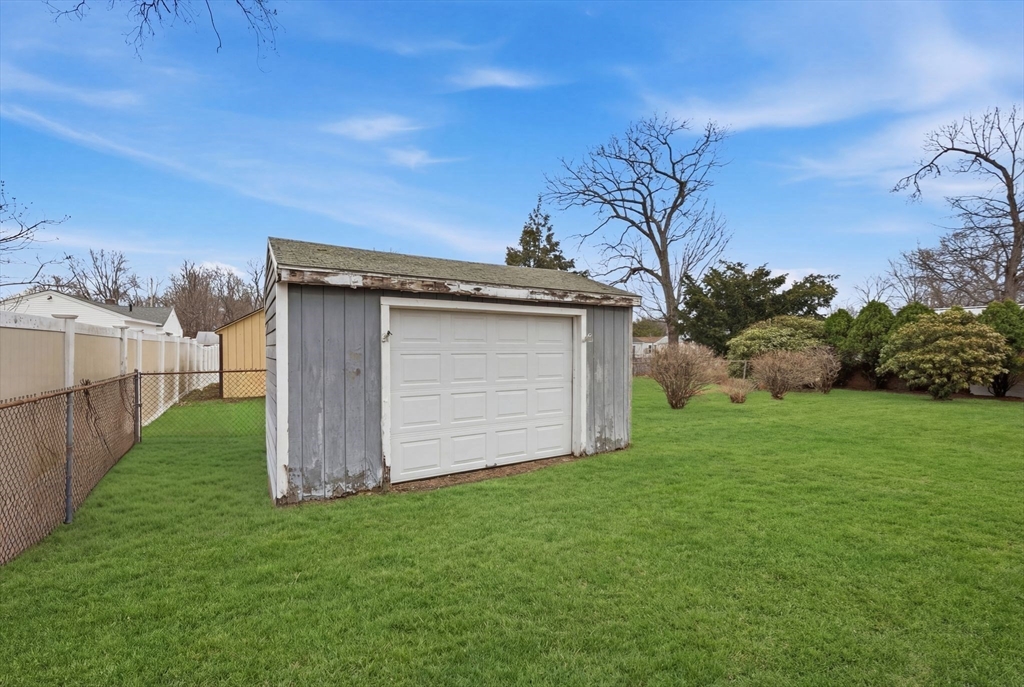 70 Warwick Road Chicopee, MA 01020 - Photo 33 of 36