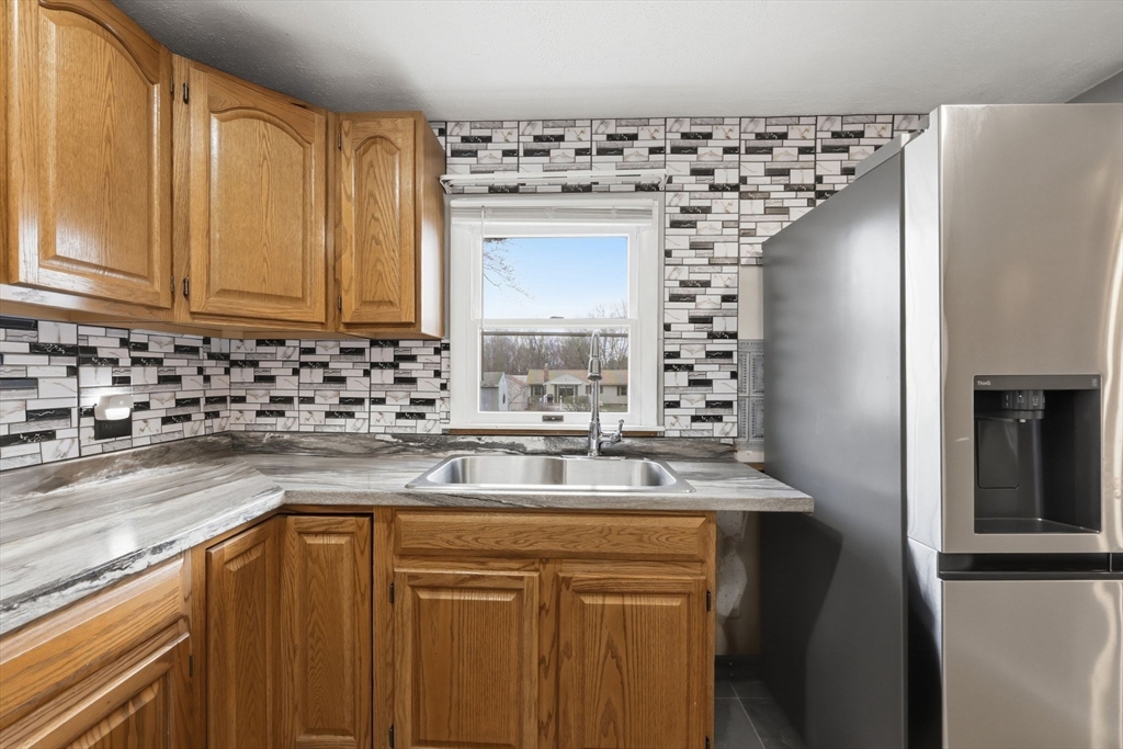 70 Warwick Road Chicopee, MA 01020 - Photo 4 of 36