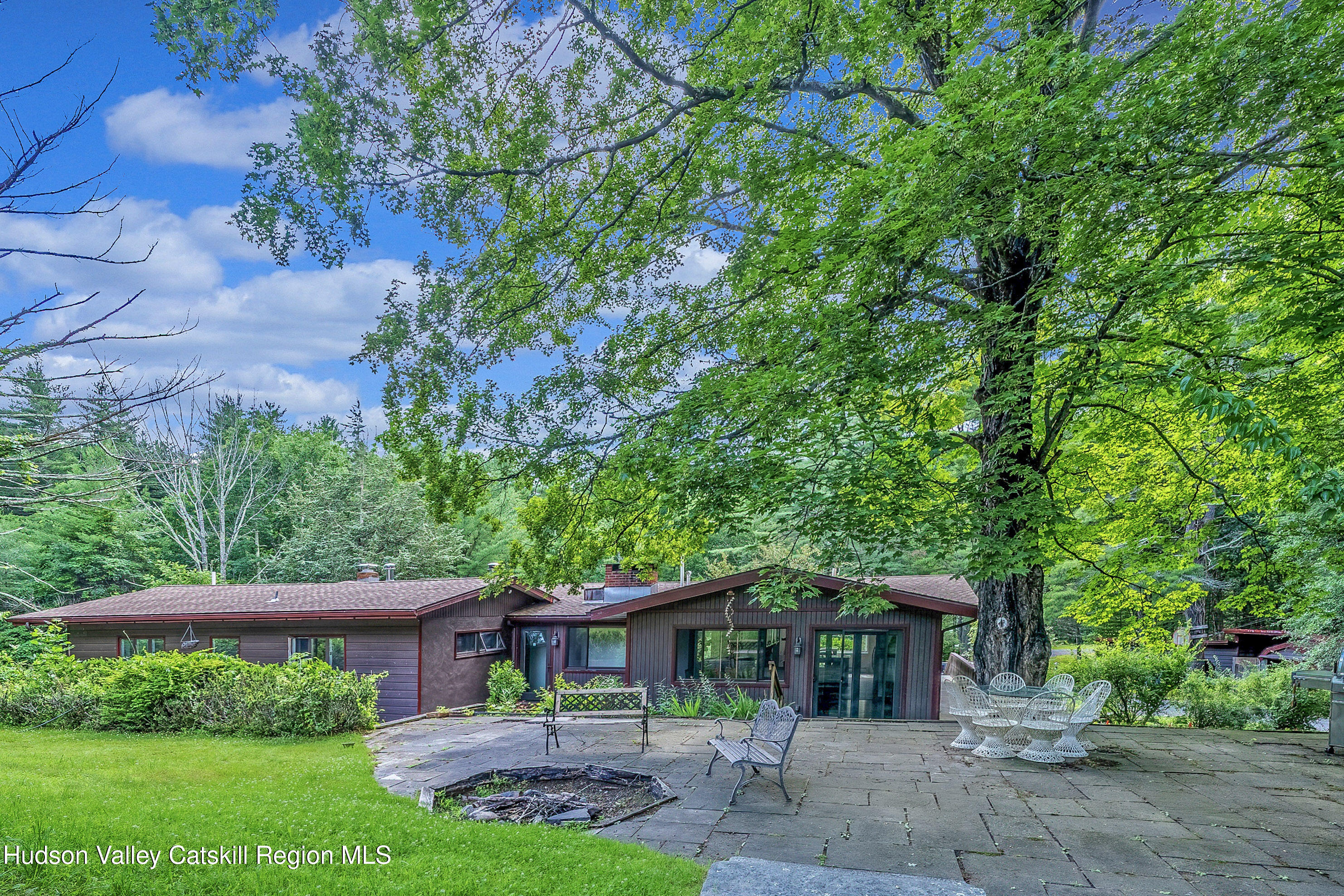 a view of a house with a yard
