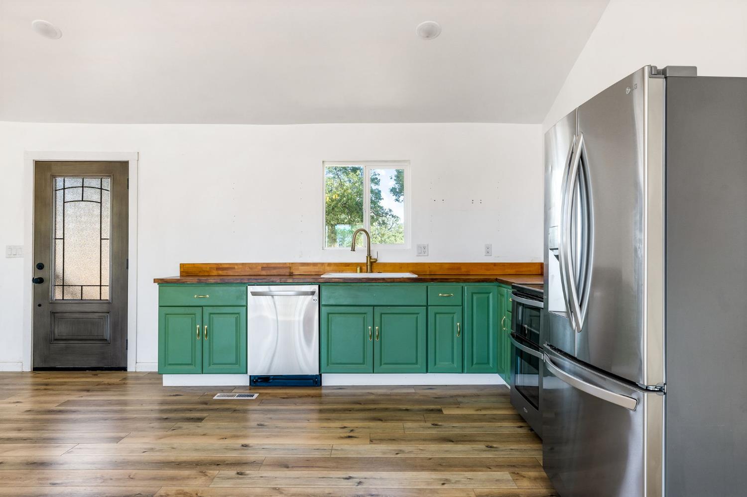 7145 Superior Town Road Lincoln, CA 95648 - Photo 17 of 94 a kitchen with a refrigerator and a sink