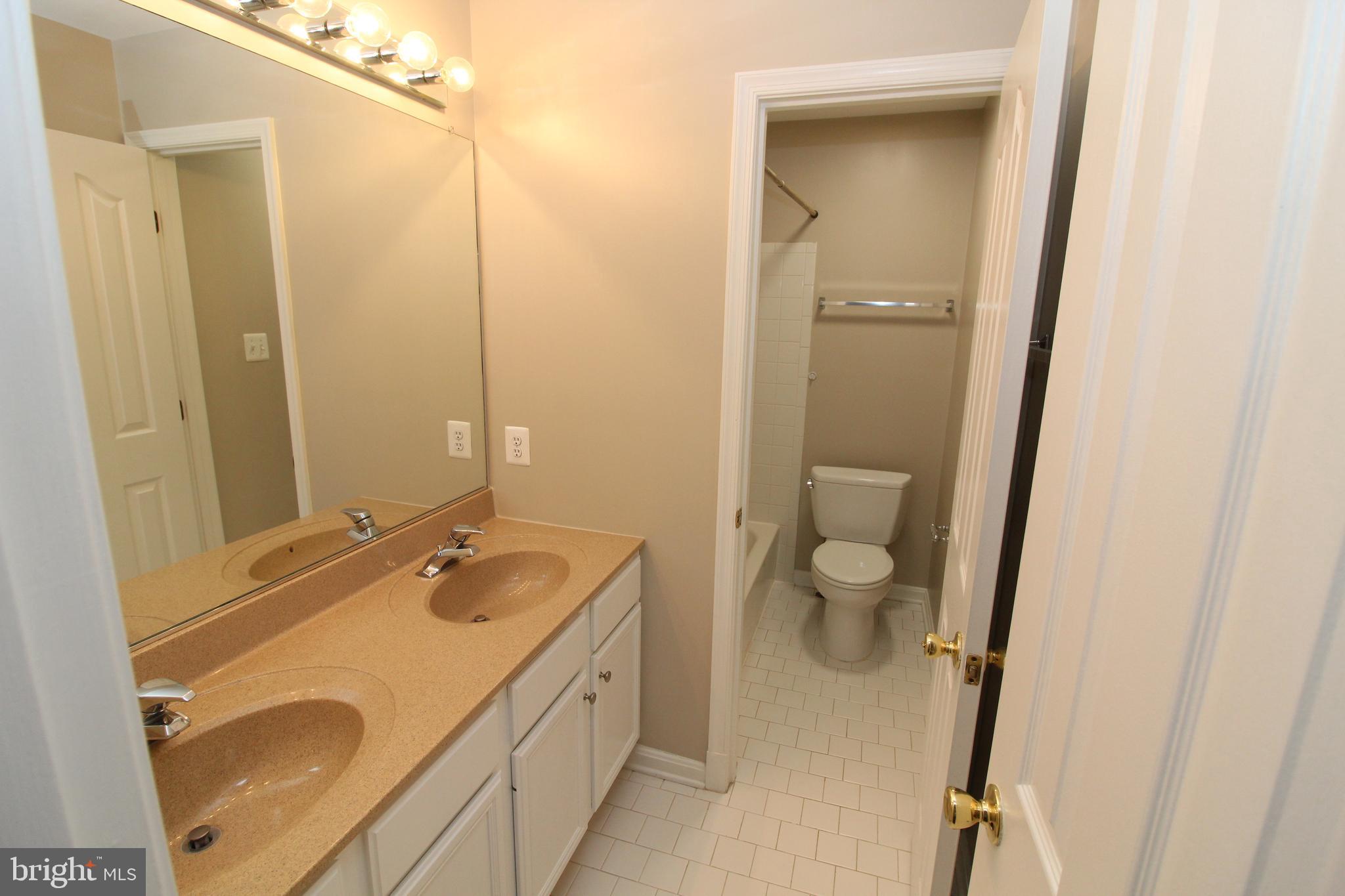 12990 Pintail Road Woodbridge, VA 22192 - Photo 20 of 37 Upper Hall Full Bath