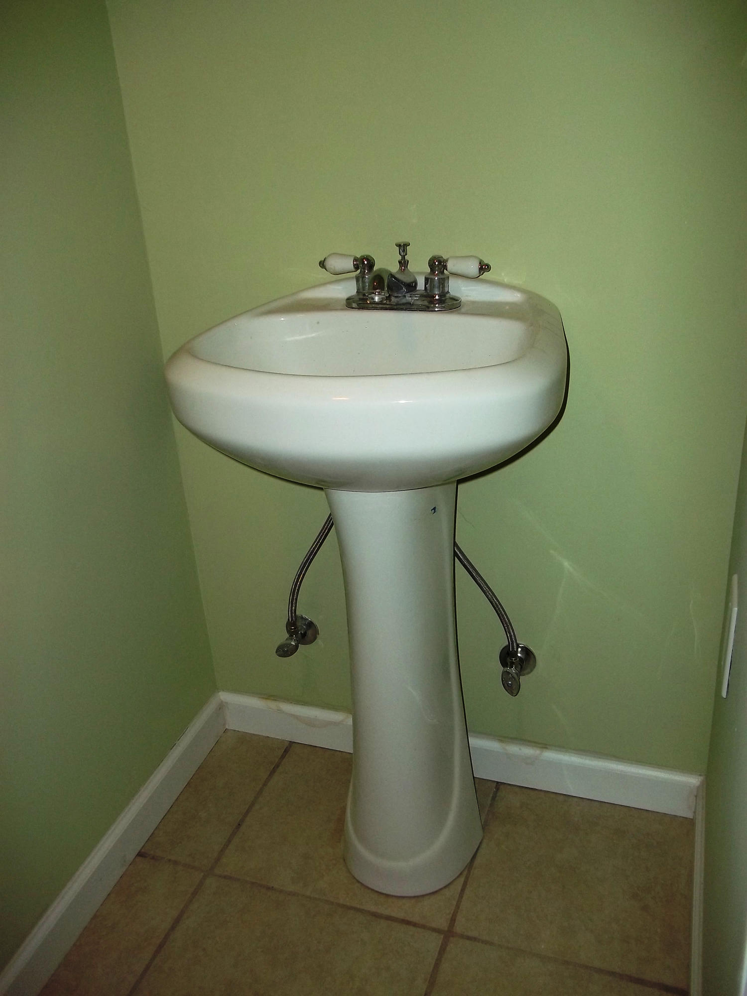 100 Andover Circle Oak Ridge, TN 37830 - Photo 24 of 30 Bath 2 Pedistal Sink