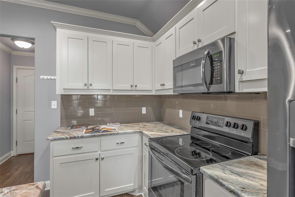 4917 Players Loop Blanchard, LA 71107 - Photo 18 of 31 a stove top oven sitting inside of a kitchen