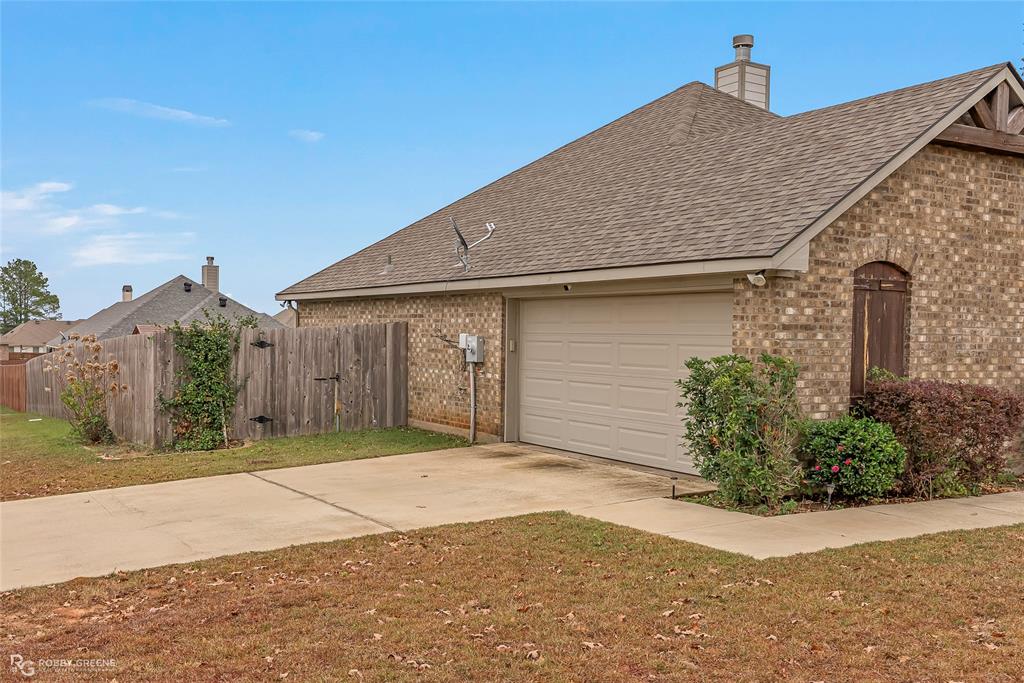4917 Players Loop Blanchard, LA 71107 - Photo 3 of 31 a front view of a house with a yard and garage