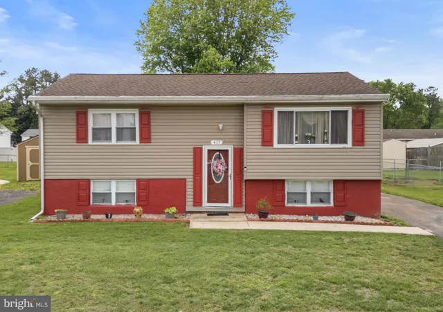 a view of a house with a backyard