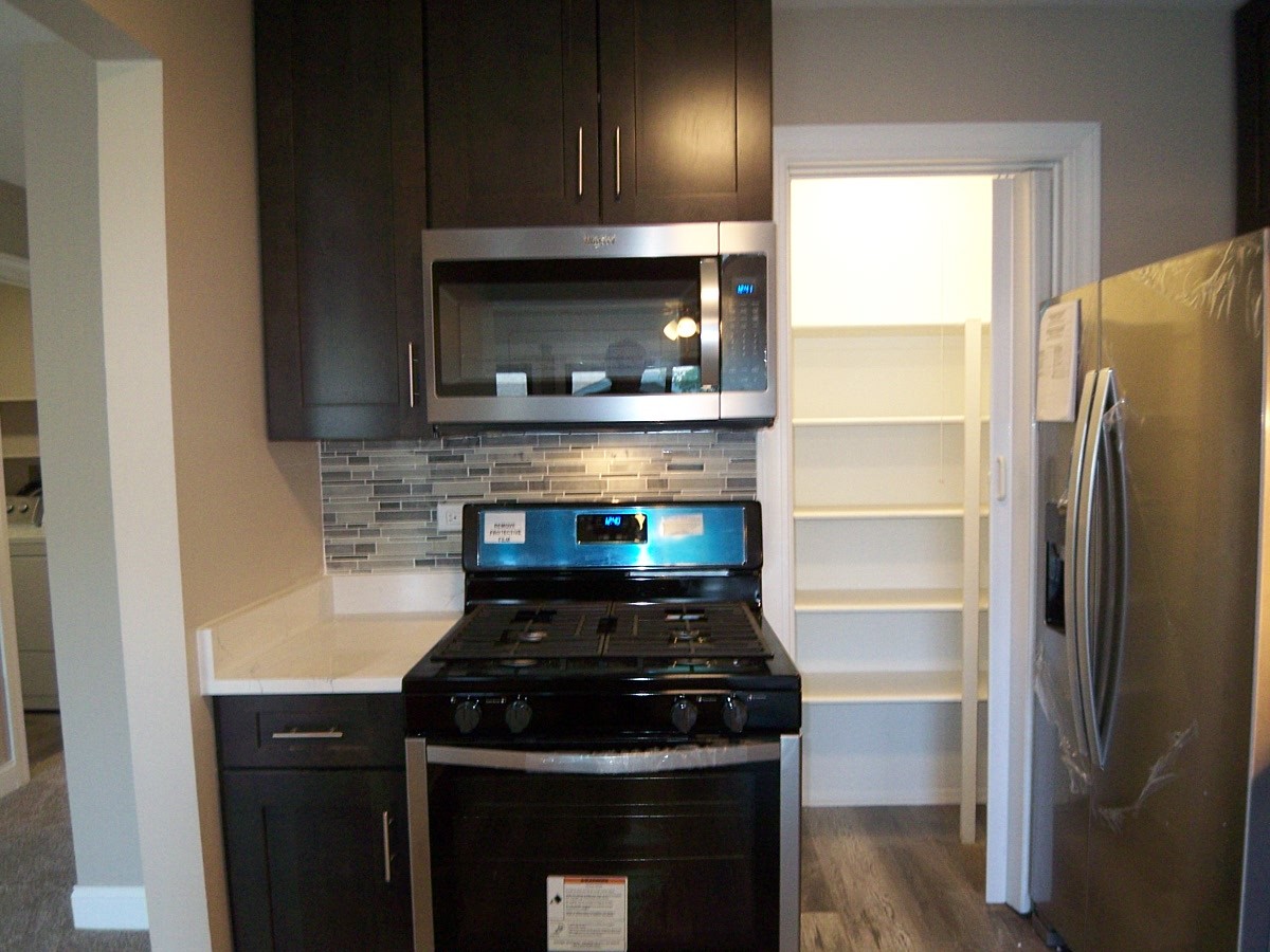 1517 7 Pines Road, Unit C2 Schaumburg, IL 60193 - Photo 15 of 34 a kitchen with a stove and a refrigerator