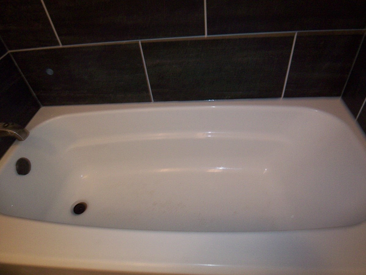 1517 7 Pines Road, Unit C2 Schaumburg, IL 60193 - Photo 30 of 34 a bathroom with a bathtub