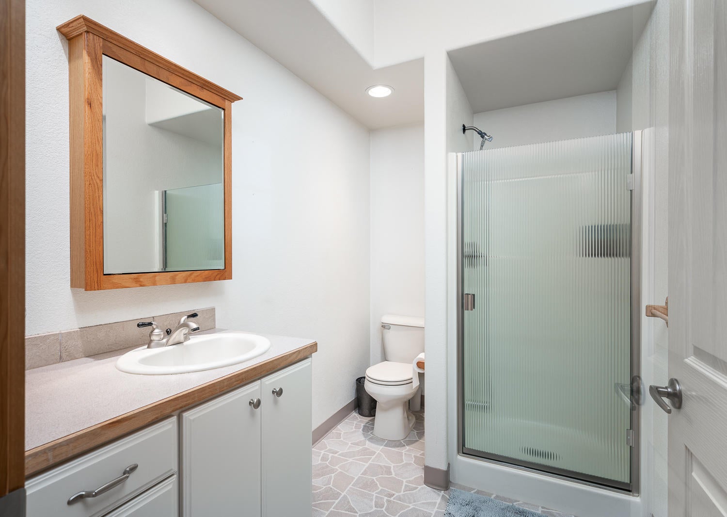 3242 Southwest 43rd Street Redmond, OR 97756 - Photo 18 of 38 3rd Guest Bathroom