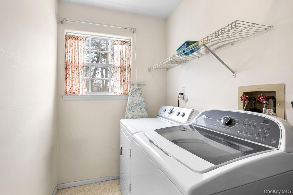 16 Huntington Court Ridge, NY 11961 - Photo 16 of 43 a utility room with dryer and washer