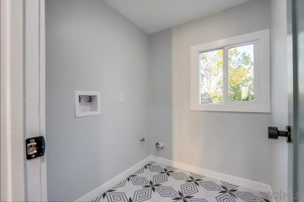 545 Ocean View Avenue Encinitas, CA 92024 - Photo 62 of 75 an empty room with windows