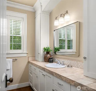 $3,645,000 | 10910 Northeast 18th Place, Bellevue, WA 98004