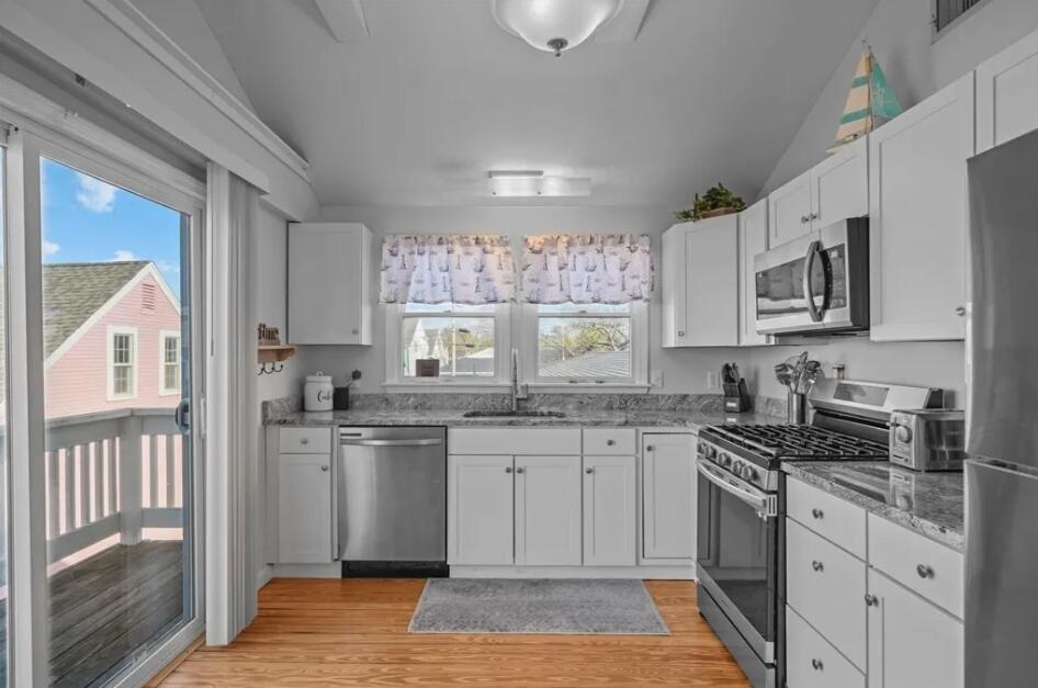 574 Main Street Hyannis, MA 02601 - Photo 17 of 29 574-mainst-hyannis-upstairs-apartment-3