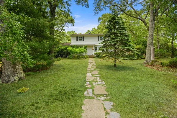 $779,990 | 45 Lone Oak Path, Smithtown, NY 11787