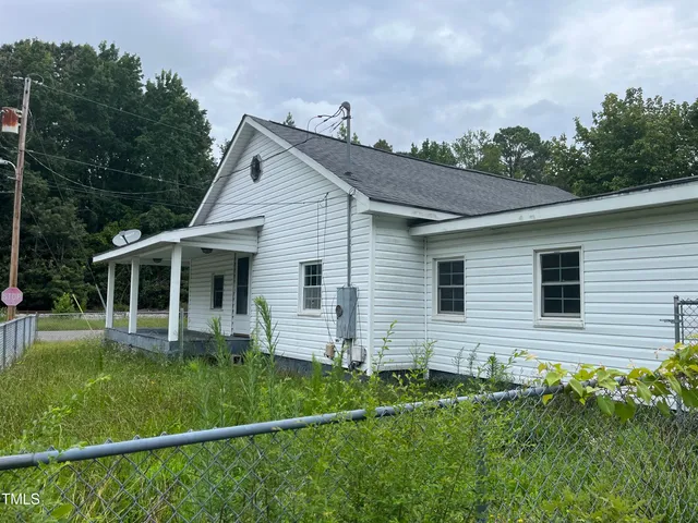 a view of a house with backyard