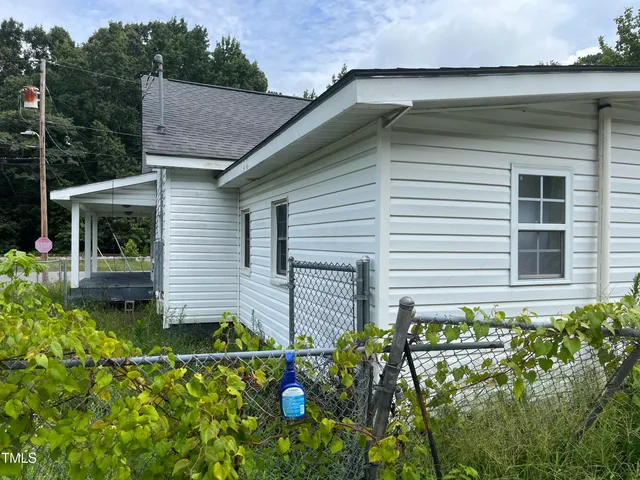 a view of a house with yard and plants