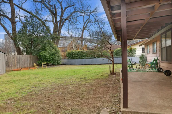 a view of a backyard