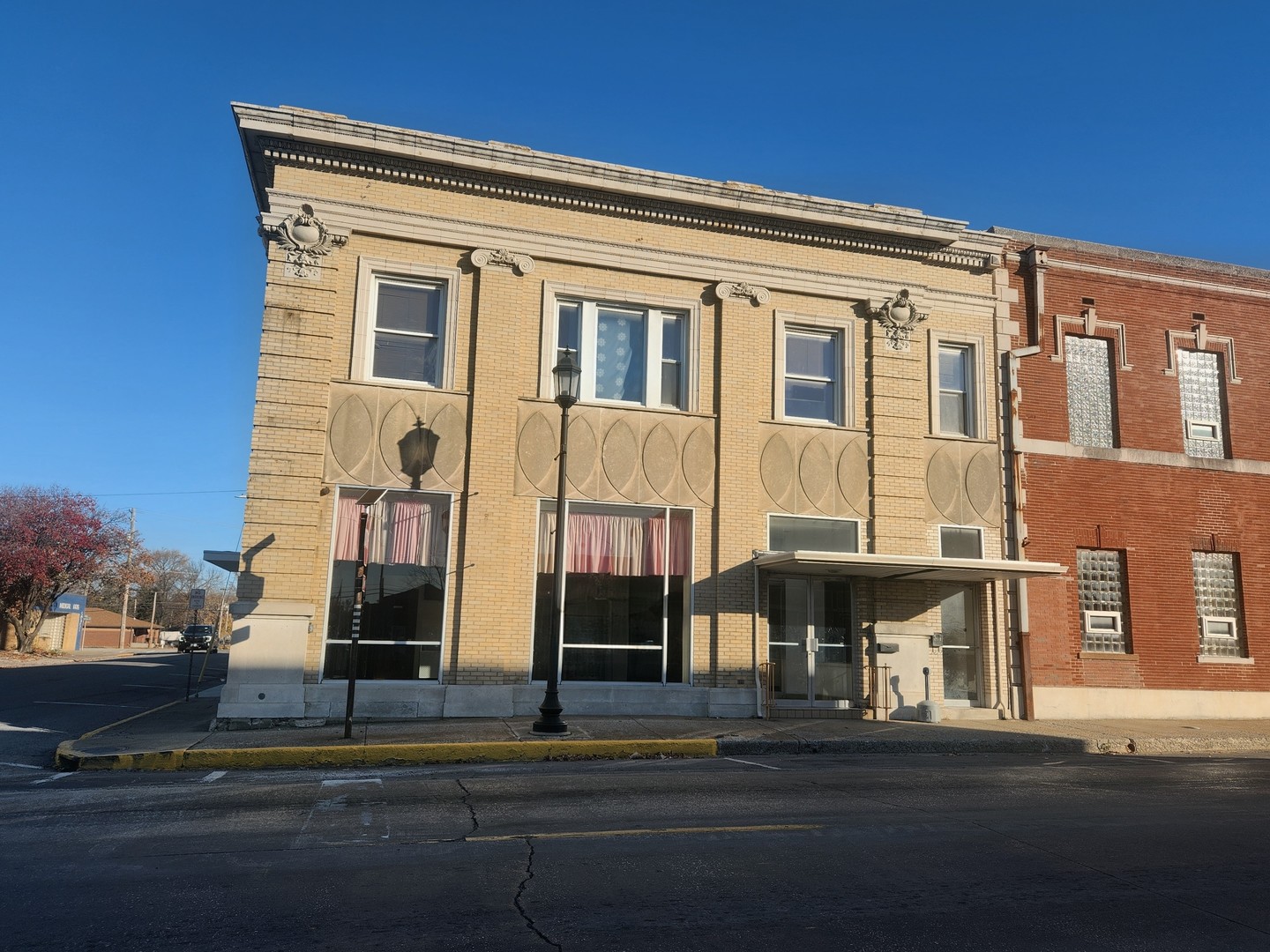 17 West Water Street Pinckneyville, IL 62274 - Photo 2 of 4 a front view of a building