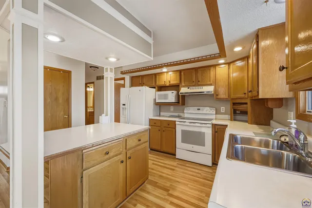 $259,900 | 3540 Southwest Willow Brook Drive, Topeka, KS 66614