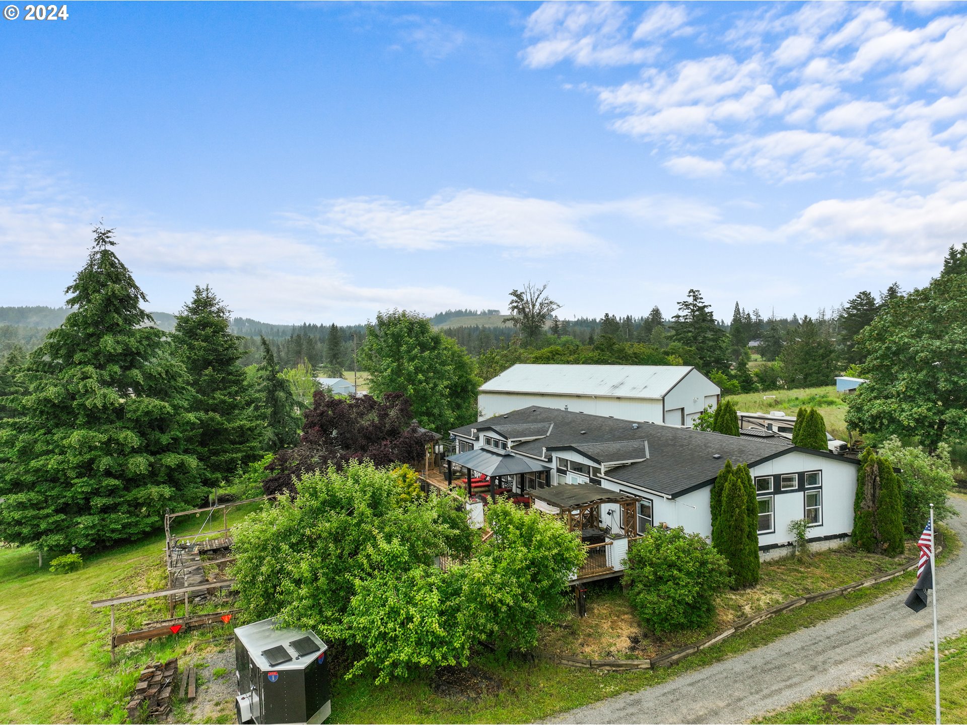 30190 South Oswalt Road Colton, OR 97017 - Photo 2 of 33 a view of a garden with houses