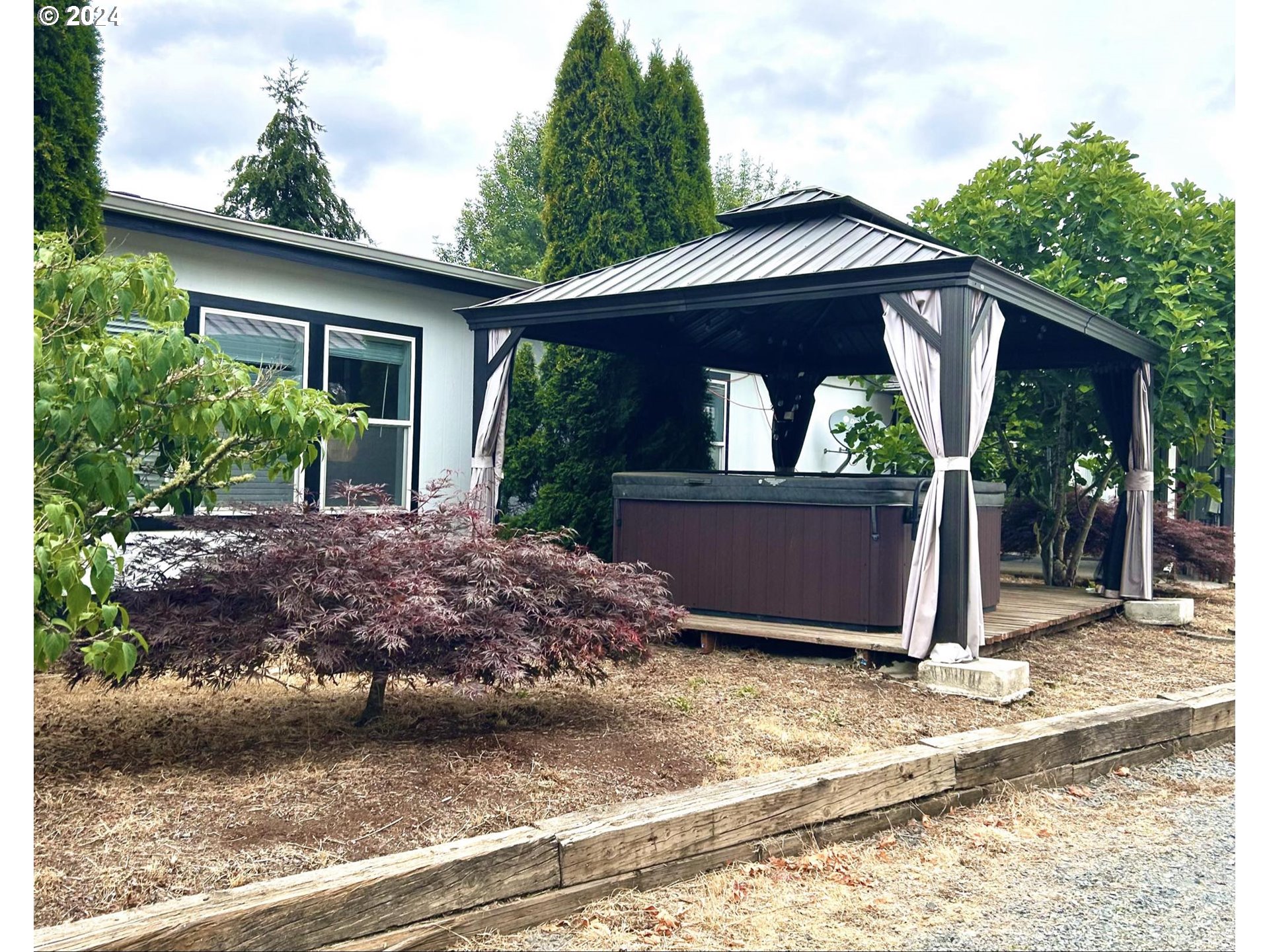 30190 South Oswalt Road Colton, OR 97017 - Photo 27 of 33 a front view of house with a garden
