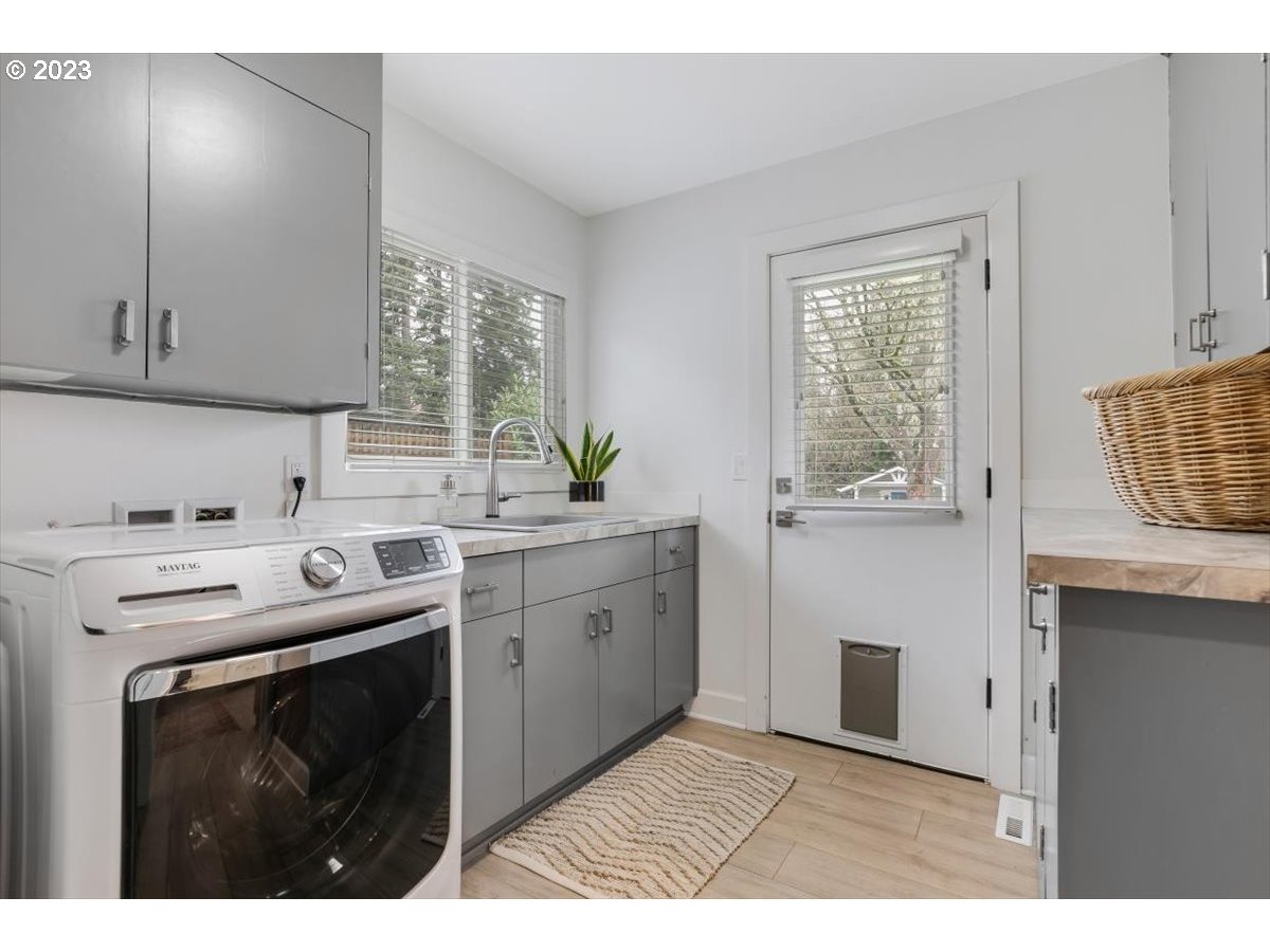 3470 Southwest Ridgewood Avenue Portland, OR 97225 - Photo 17 of 32 Laundry