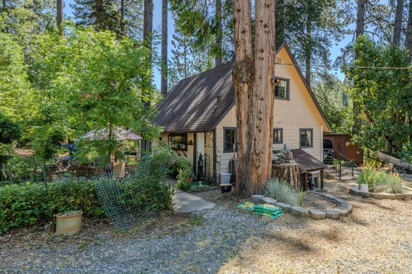 a view of a house with backyard and sitting area