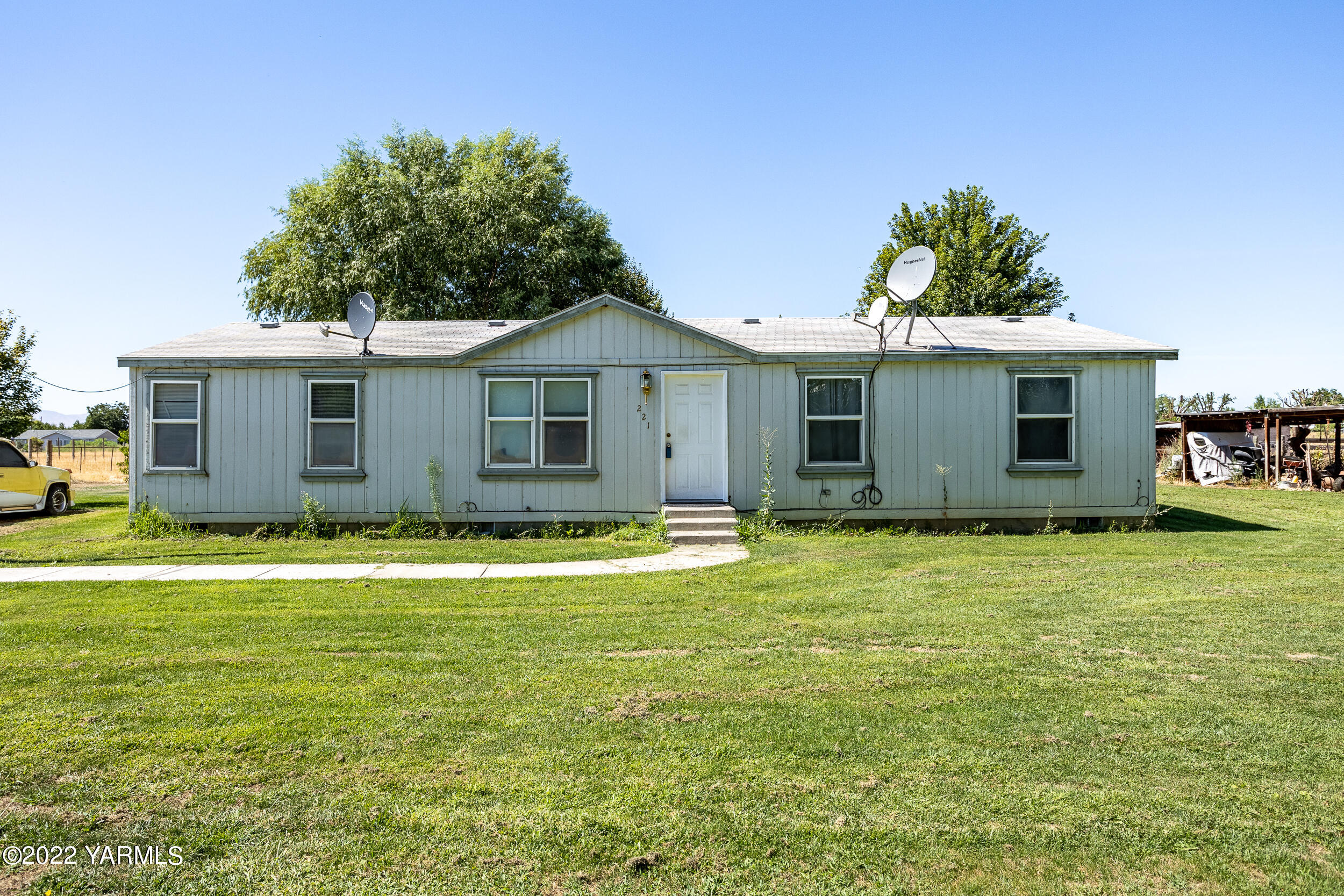a view of a house with a backyard