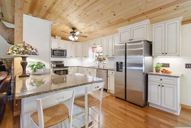 $998,900 | 165 Mari-b Center Point, Center Point, TX 78010