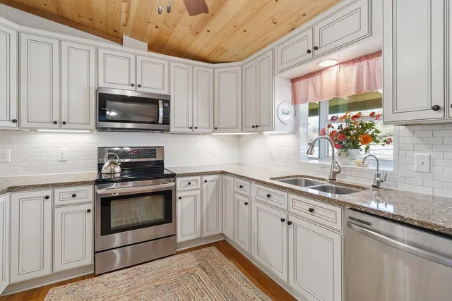 $998,900 | 165 Mari-b Center Point, Center Point, TX 78010