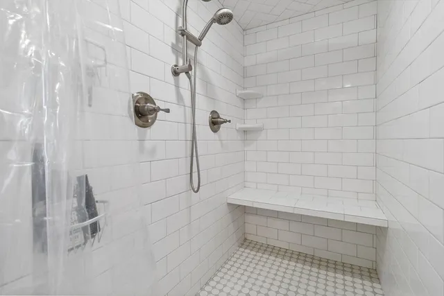 $998,900 | 165 Mari-b Center Point, Center Point, TX 78010