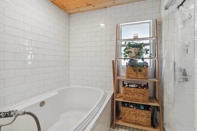 $998,900 | 165 Mari-b Center Point, Center Point, TX 78010