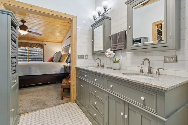 $998,900 | 165 Mari-b Center Point, Center Point, TX 78010