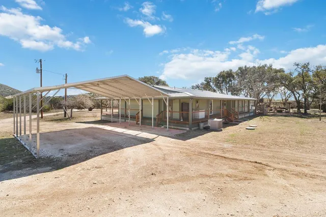 $998,900 | 165 Mari-b Center Point, Center Point, TX 78010