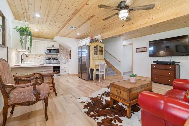 $998,900 | 165 Mari-b Center Point, Center Point, TX 78010