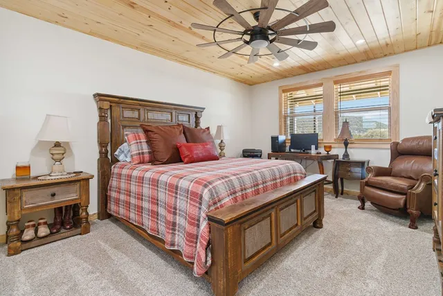 $998,900 | 165 Mari-b Center Point, Center Point, TX 78010