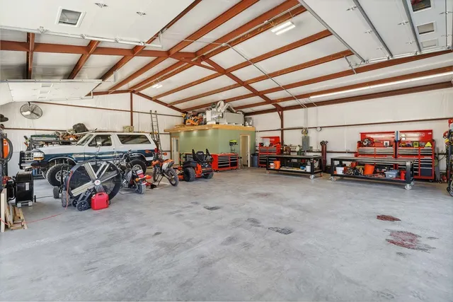 $998,900 | 165 Mari-b Center Point, Center Point, TX 78010