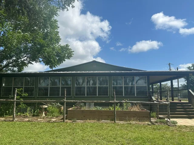 $998,900 | 165 Mari-b Center Point, Center Point, TX 78010