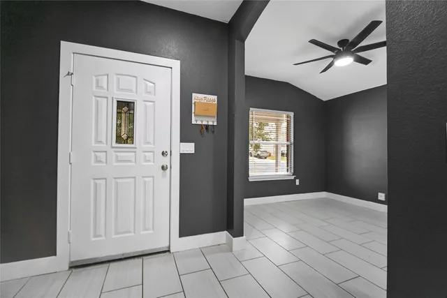 a view of an entryway with a livingroom