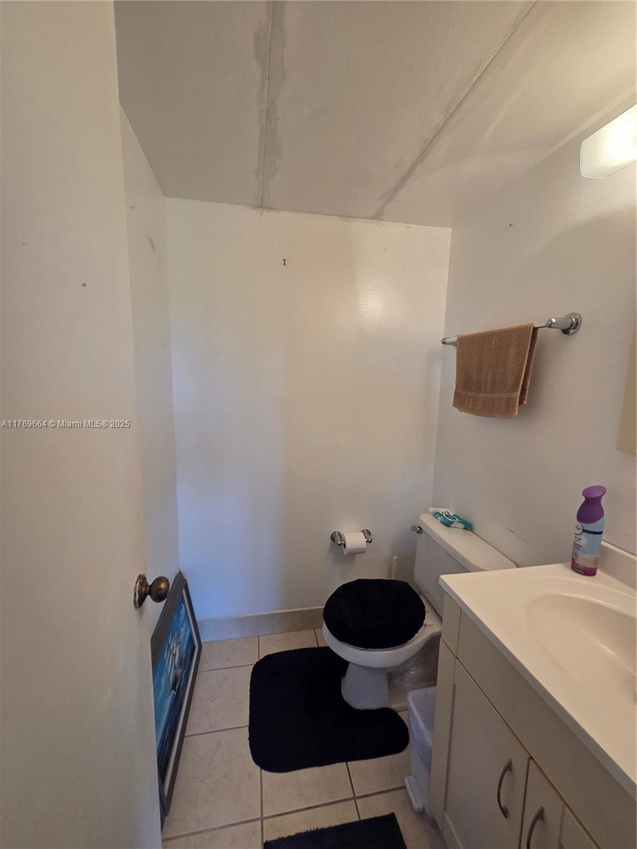 1021 Mockingbird Lane, Unit 411 Plantation, FL 33324 - Photo 23 of 42 half bath off living room