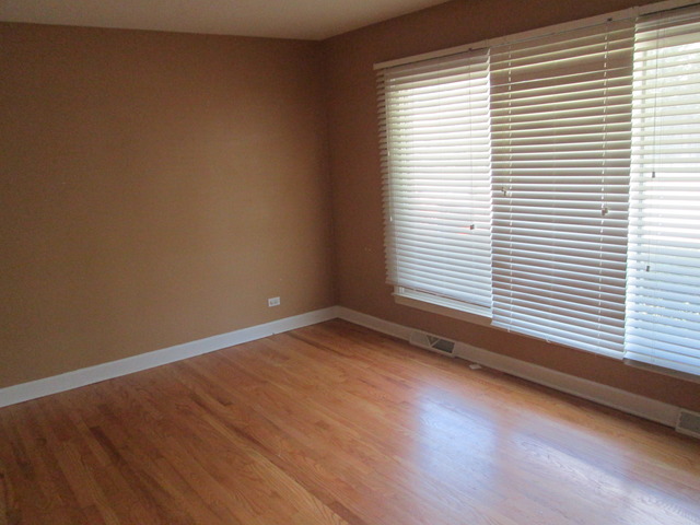 642 Wesley Drive Park Ridge, IL 60068 - Photo 8 of 11 an empty room with a window
