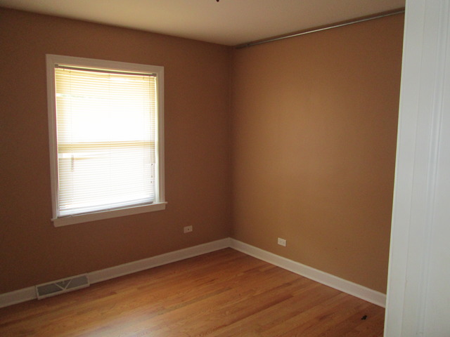 642 Wesley Drive Park Ridge, IL 60068 - Photo 9 of 11 an empty room with a window