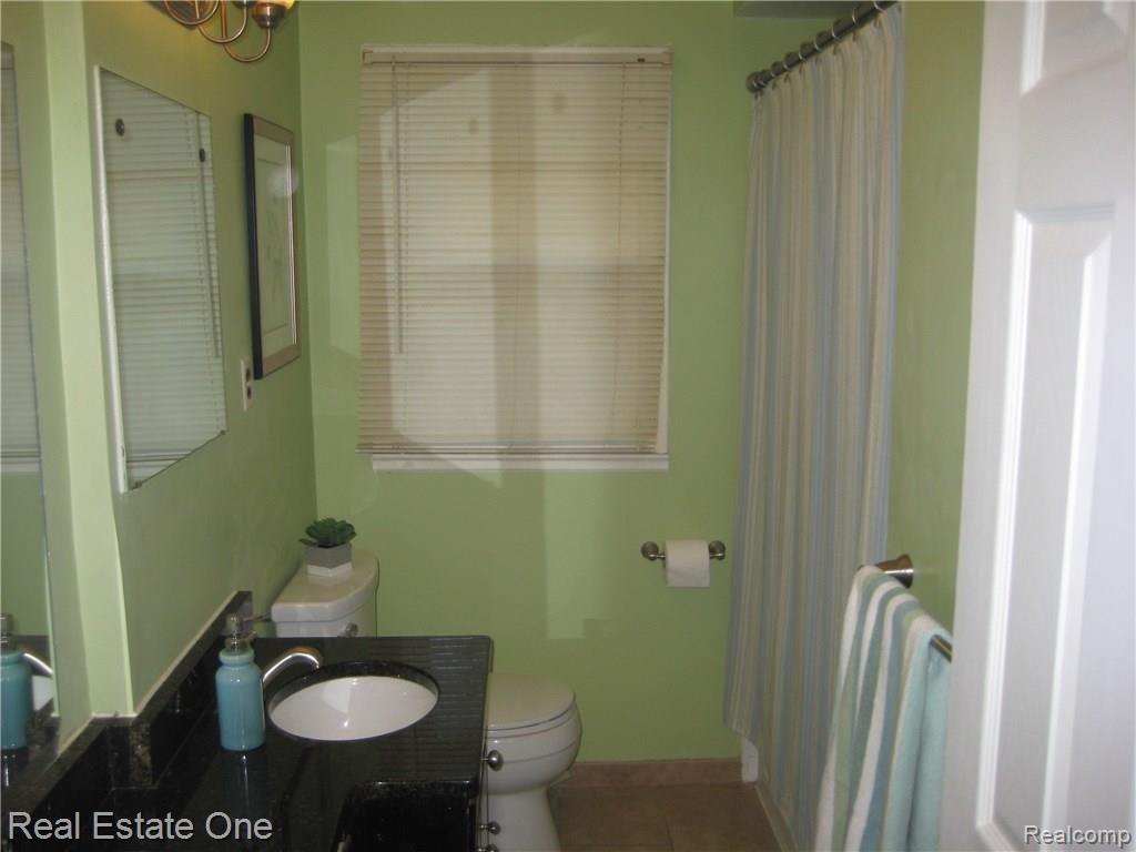 16940 Thirteen Mile Road Franklin, MI 48025 - Photo 21 of 41 CUTE BATHROOM.JPG