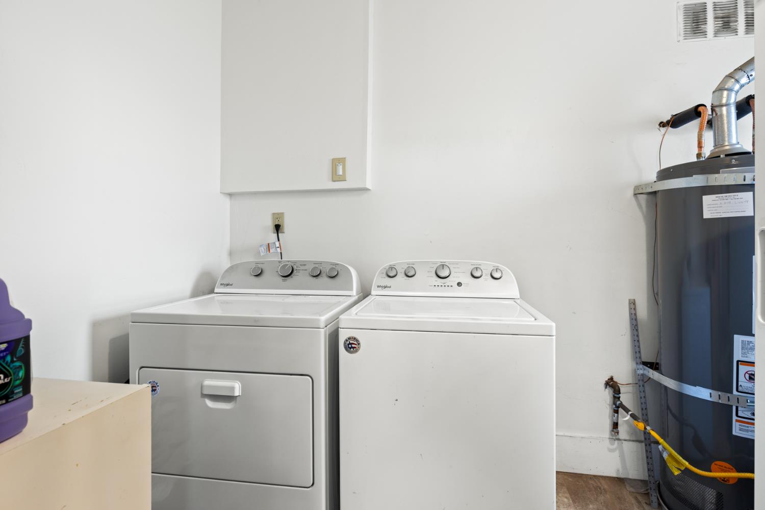 490 Hazel Street Gridley, CA 95948 - Photo 13 of 28 a utility room with dryer and washer
