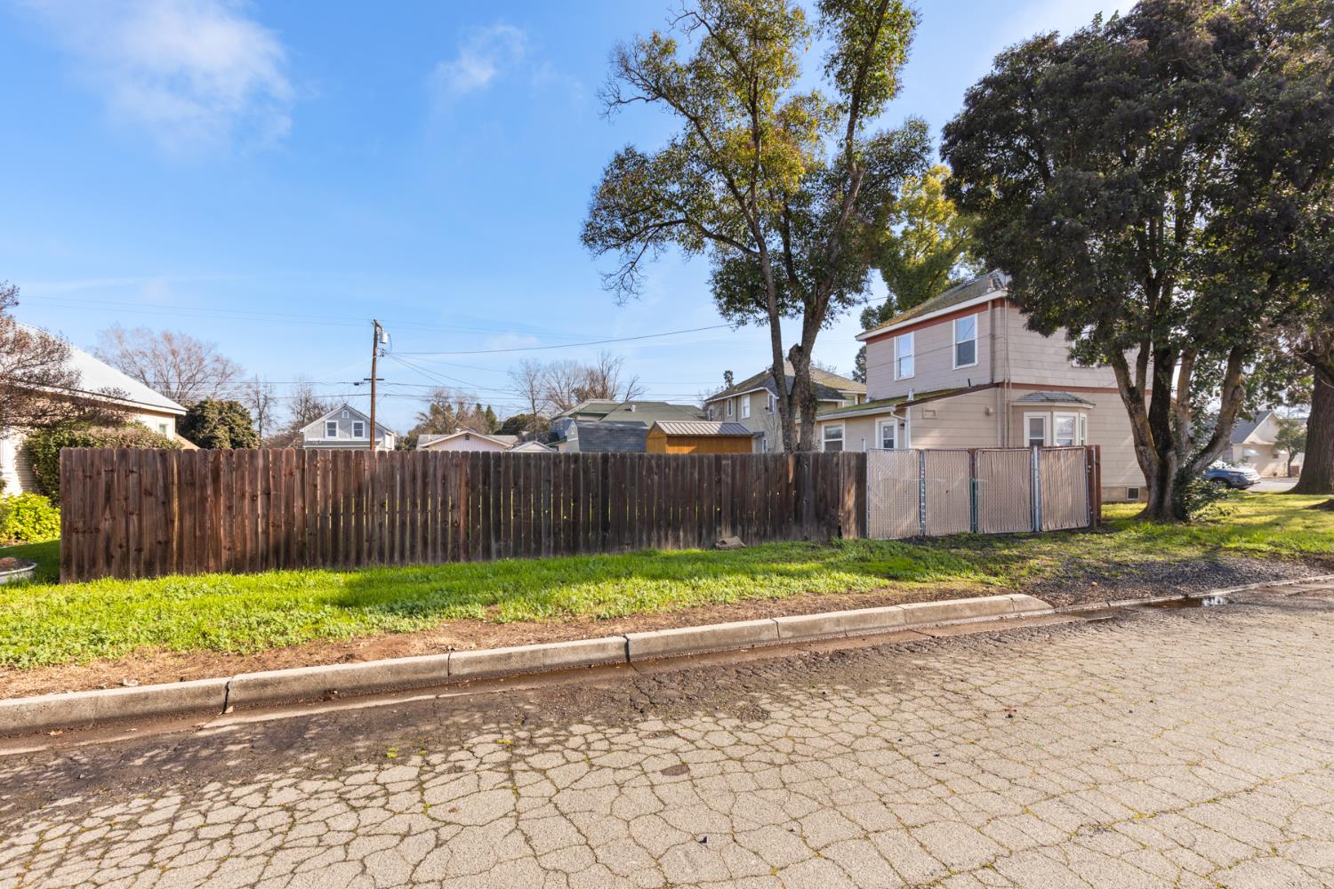 490 Hazel Street Gridley, CA 95948 - Photo 21 of 28 a small garden in front of a white house