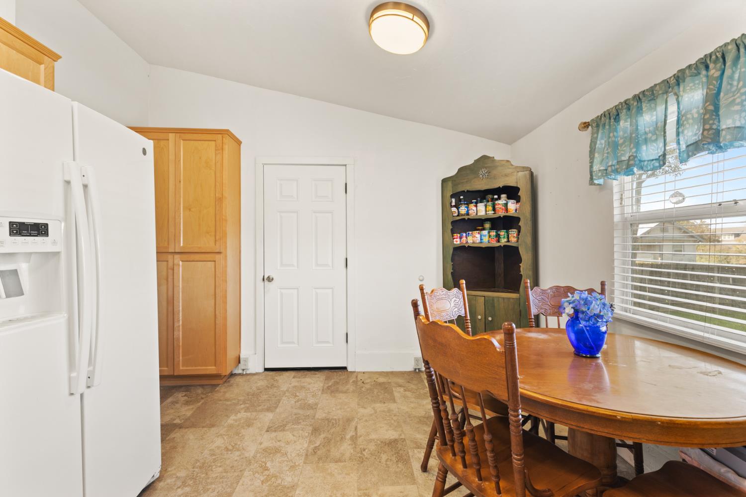 490 Hazel Street Gridley, CA 95948 - Photo 10 of 28 a view of a dining room with furniture