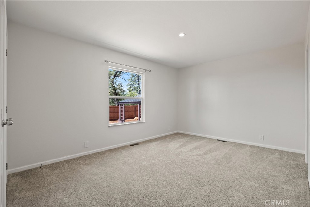 1575 La Grand View Road Paradise, CA 95969 - Photo 19 of 38 an empty room with a window