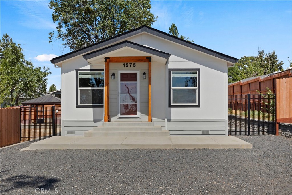 1575 La Grand View Road Paradise, CA 95969 - Photo 2 of 38 a front view of a house with a garage