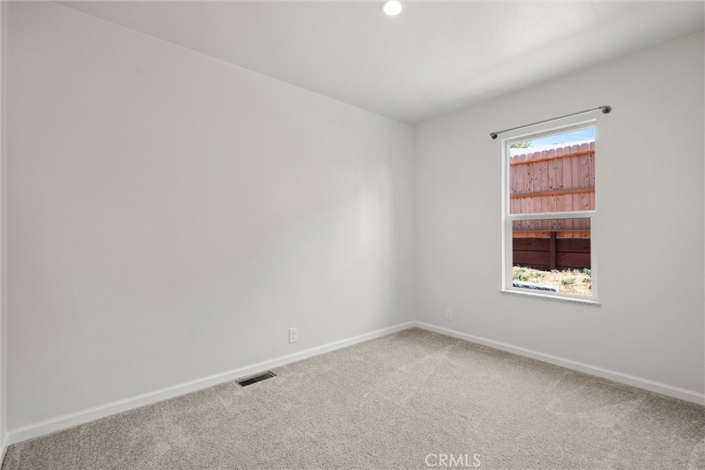 1575 La Grand View Road Paradise, CA 95969 - Photo 23 of 38 an empty room with a window