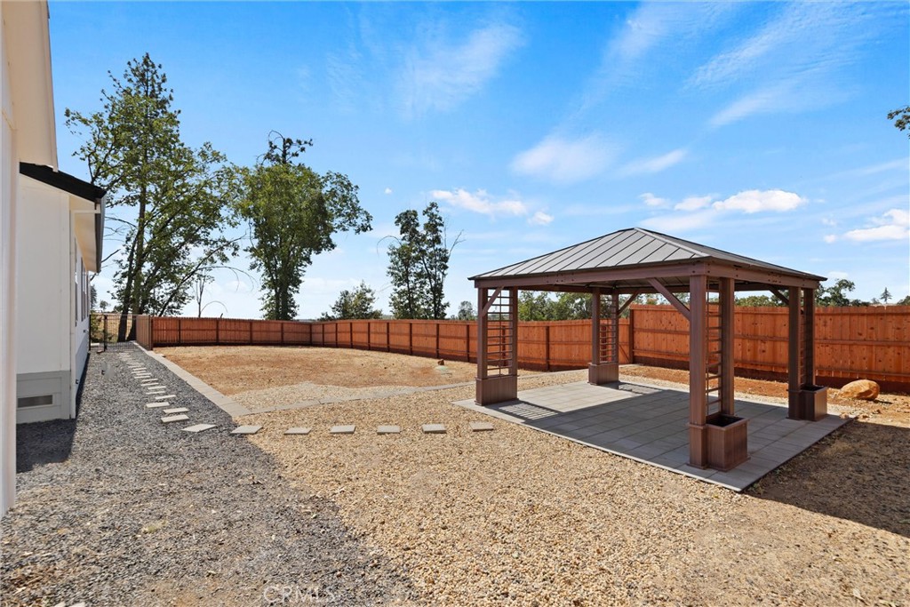 1575 La Grand View Road Paradise, CA 95969 - Photo 29 of 38 a backyard of a house with table and chairs